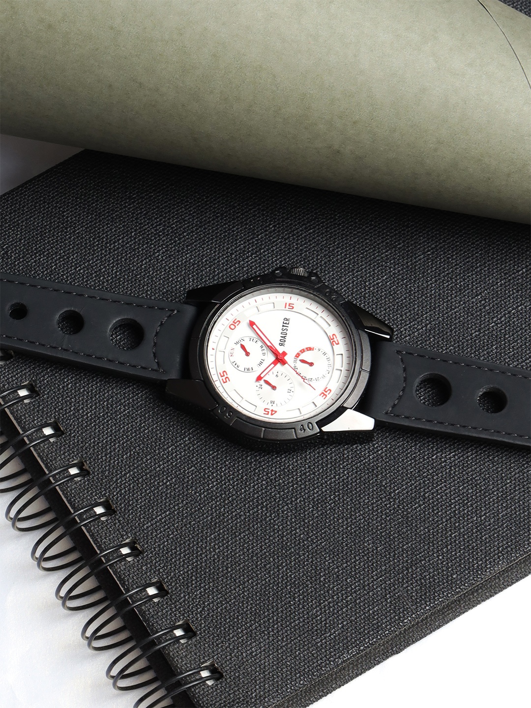 

The Roadster Lifestyle Co Men Analogue Watches RDM026D, White