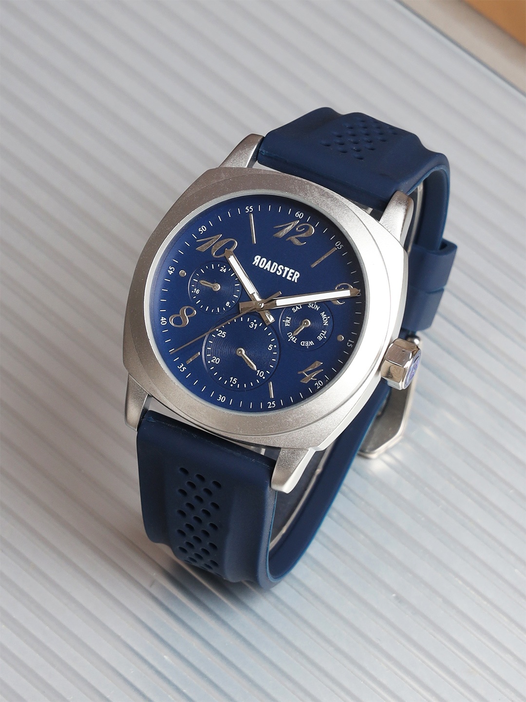 

The Roadster Lifestyle Co Men Analogue Wrist Watch RDM025C, Blue