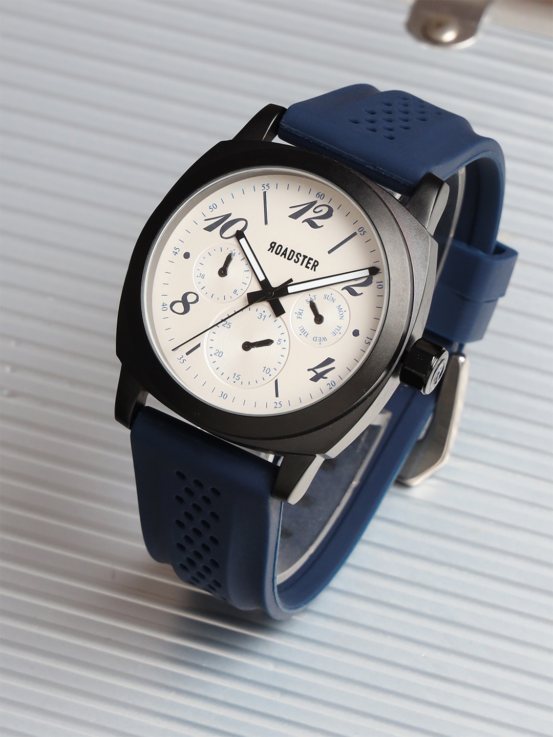 

The Roadster Lifestyle Co Men Analogue Watches RDM025D, White