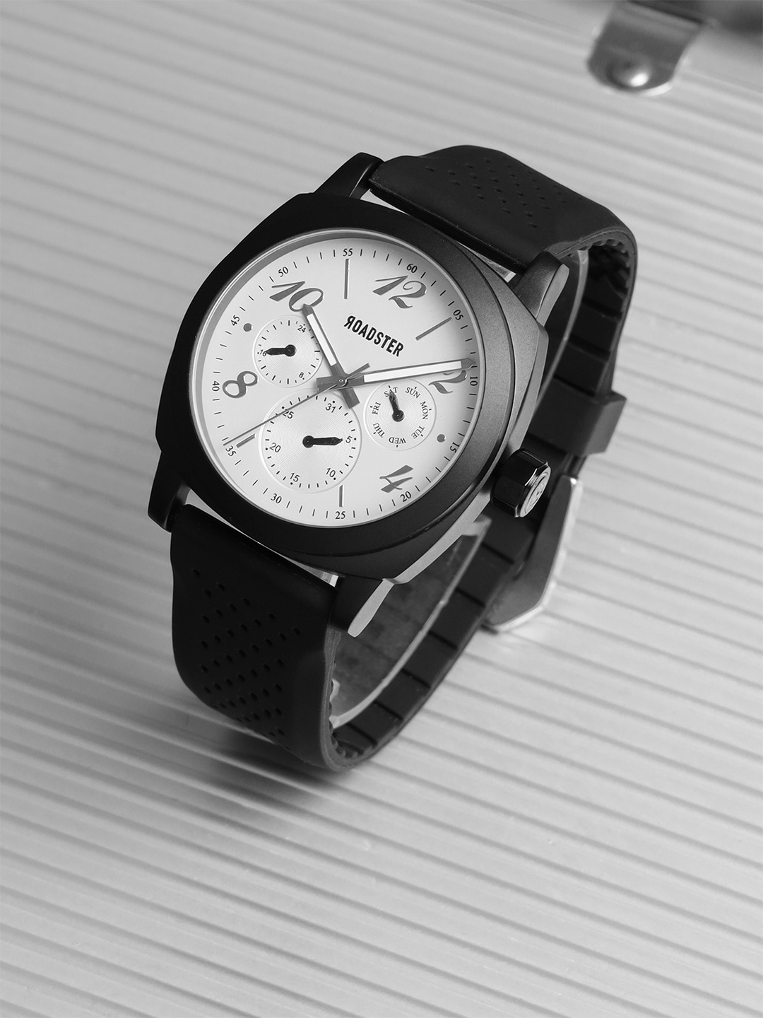 

The Roadster Lifestyle Co Men Analogue Watches RDM025A, White