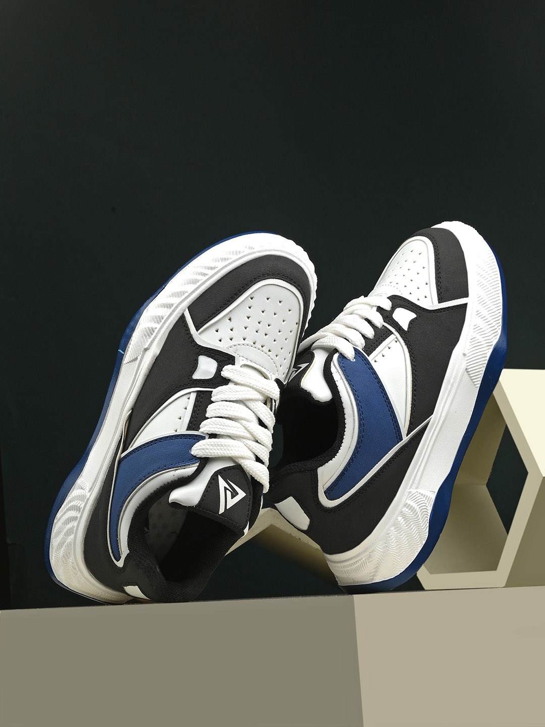

AfroJack Men Colourblocked Sneakers, Blue