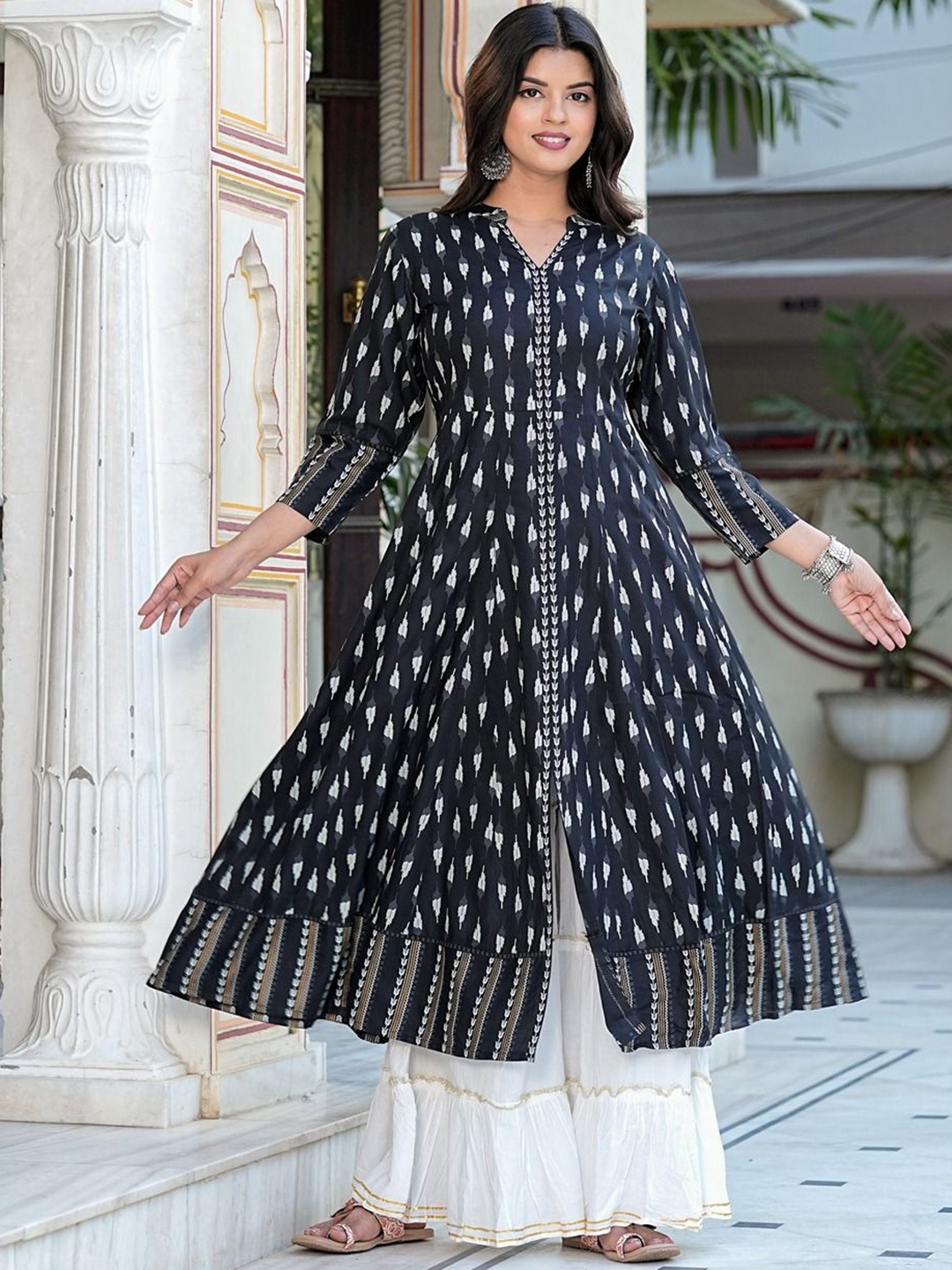 

YASH GALLERY Geometric Ikat Printed Mandarin Collar Anarkali Kurta, Black