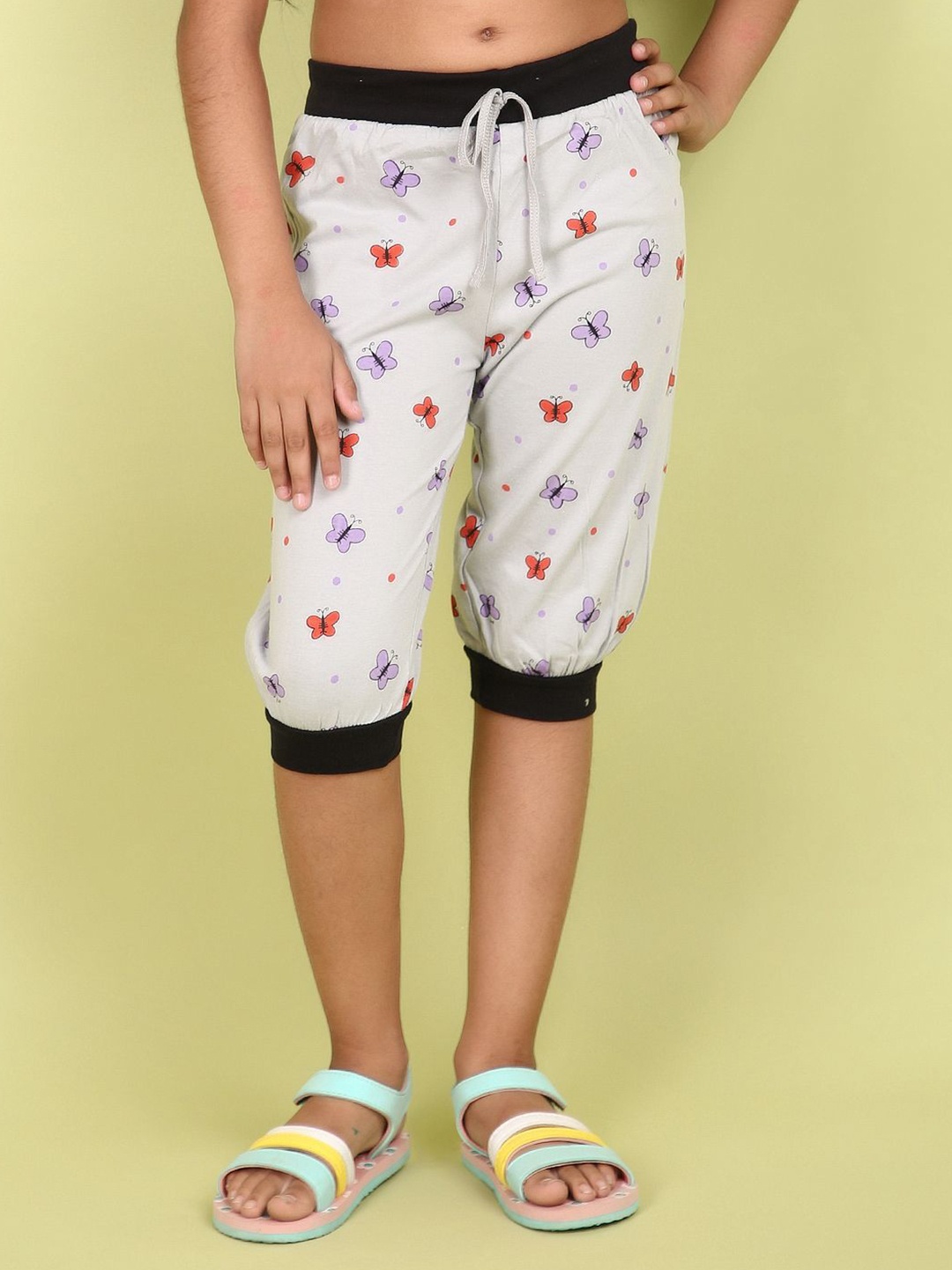 

V-Mart Girls Printed Capris, White