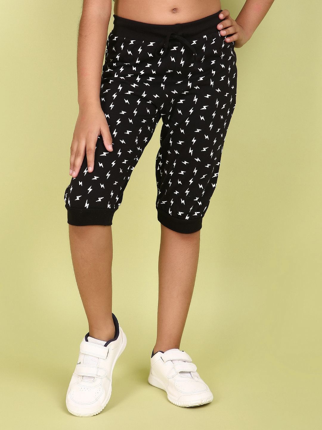 

V-Mart Girls Printed Capris, Black