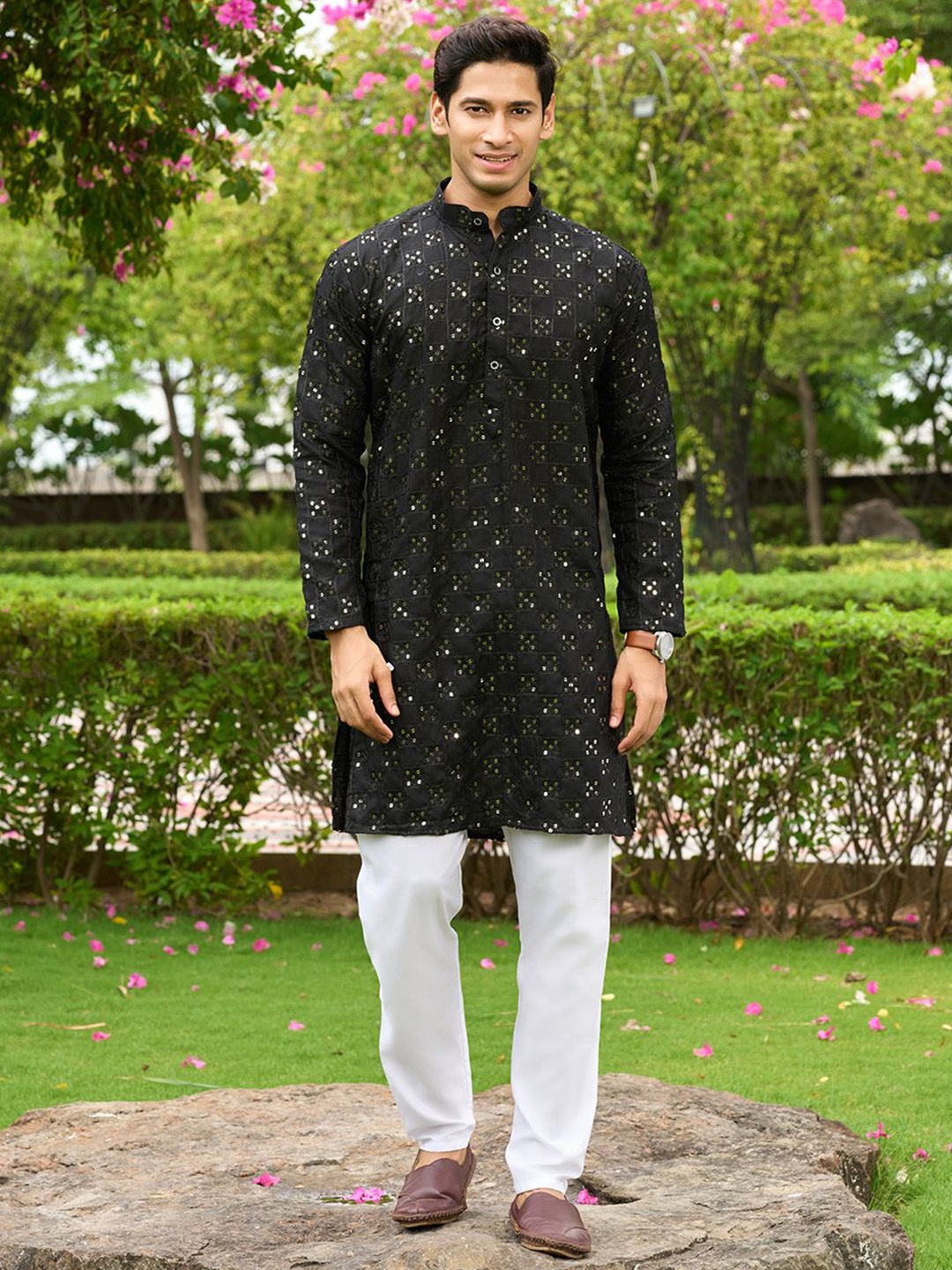 

Fashion FRICKS Floral Embroidered Sequinned Mandarin Collar Straight Kurta, Black