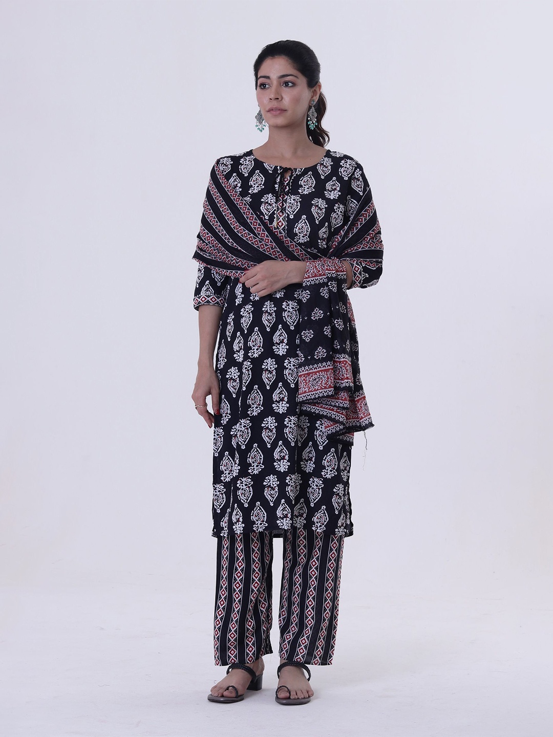 

TJORI Floral Printed Block Print Dupatta, Black
