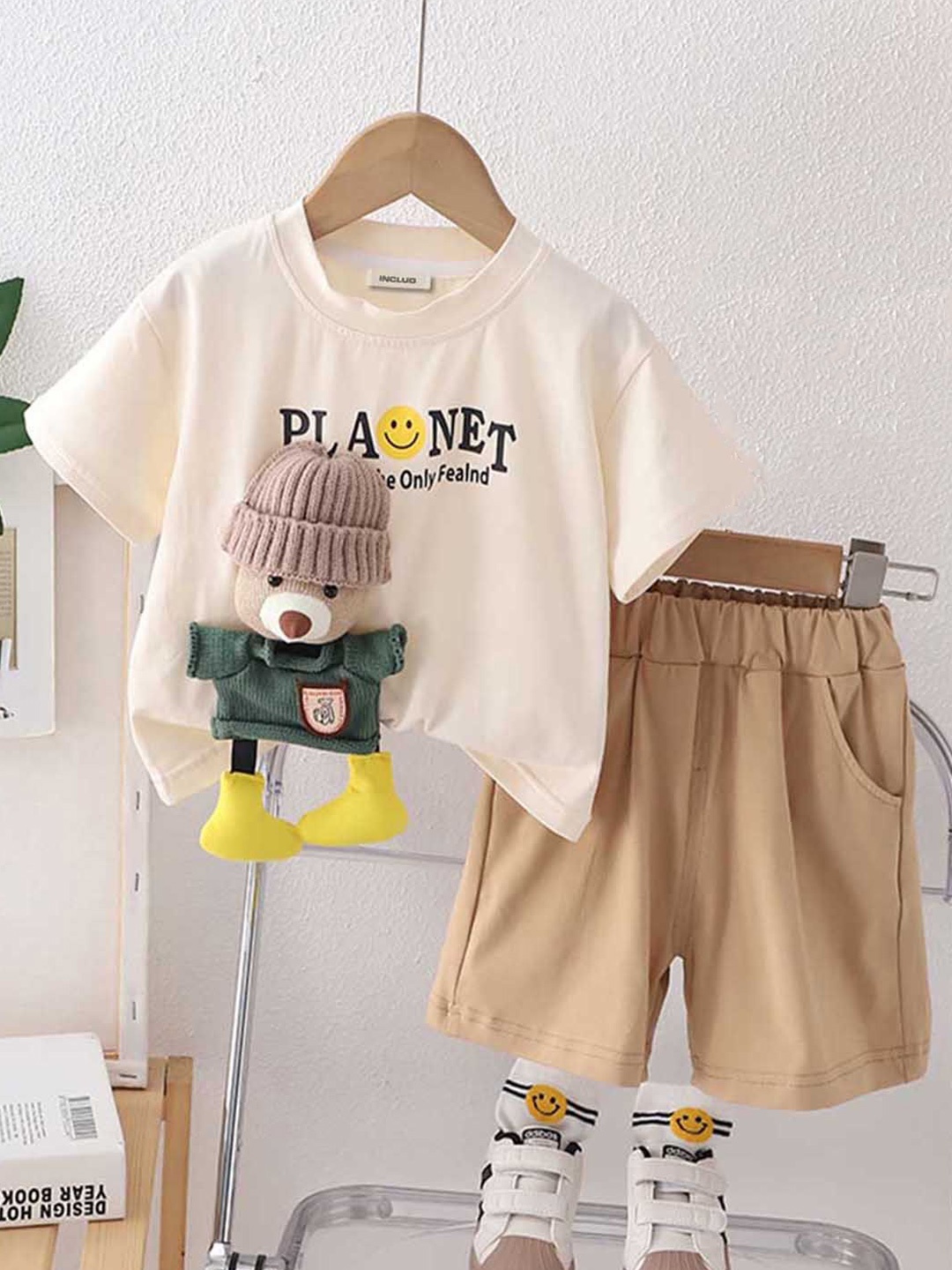 

INCLUD Boys Printed T-shirt with Shorts, Off white