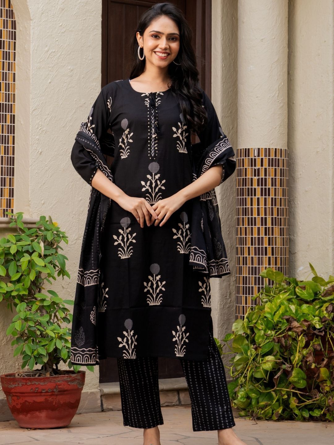 

PRETTY PALLU Floral Printed Regular Pure Cotton Kurta with Trousers & With Dupatta, Black