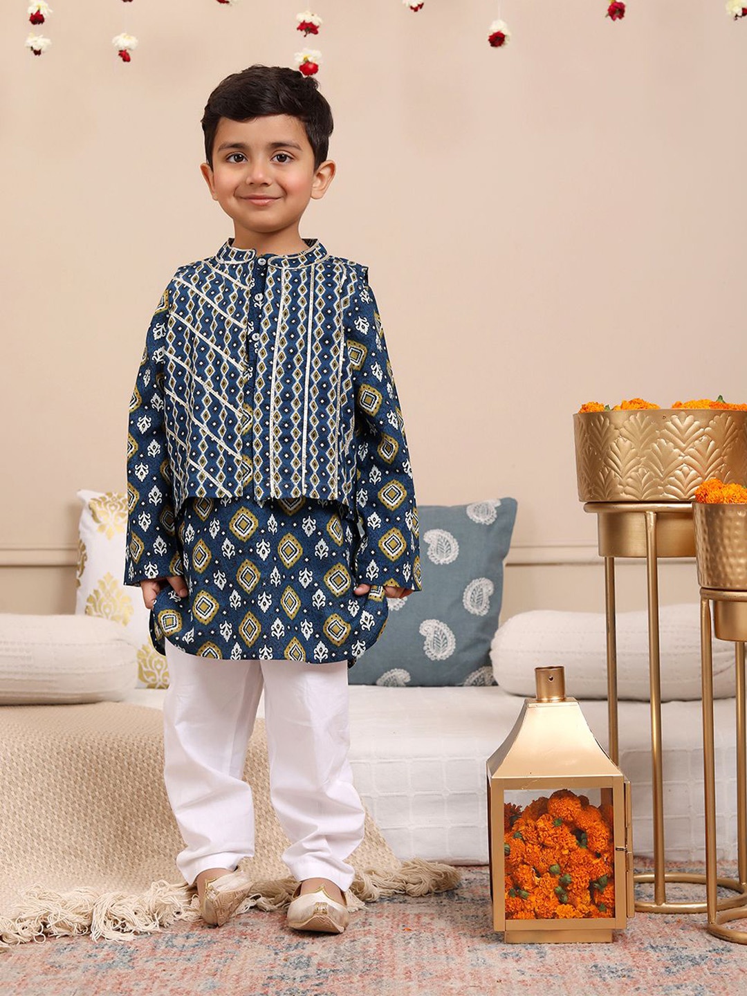 

Budding Bees Boys Ethnic Printed Mandarin Collar Pure Cotton Kurta With Pyjamas & Jacket, Navy blue