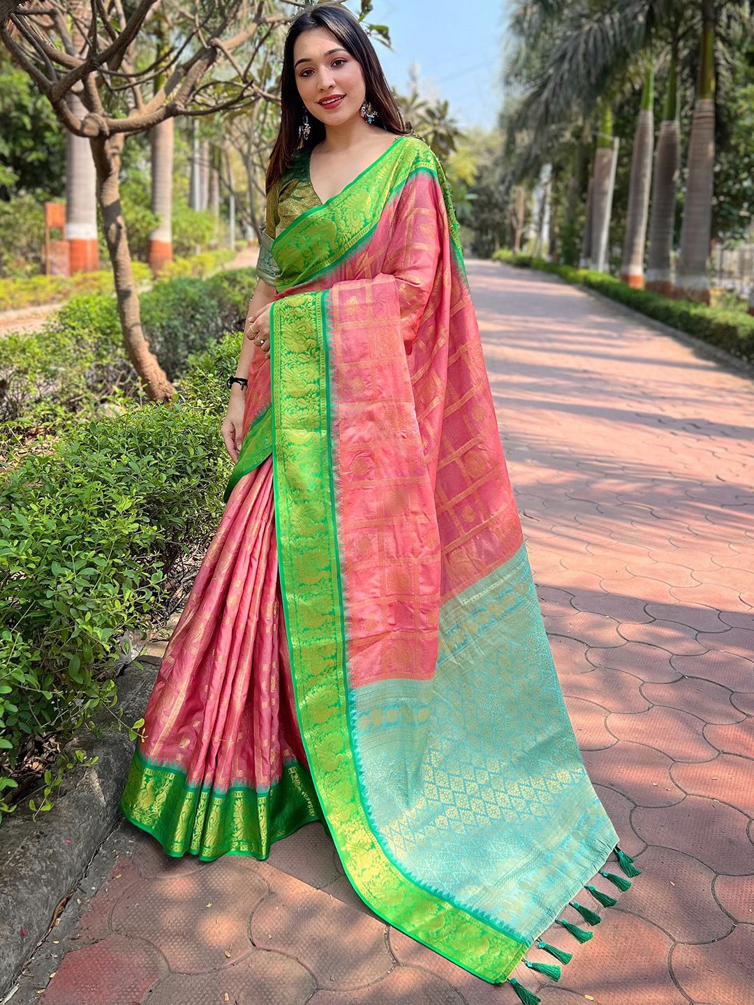 

VASTRANAND Checked Zari Banarasi Saree, Peach