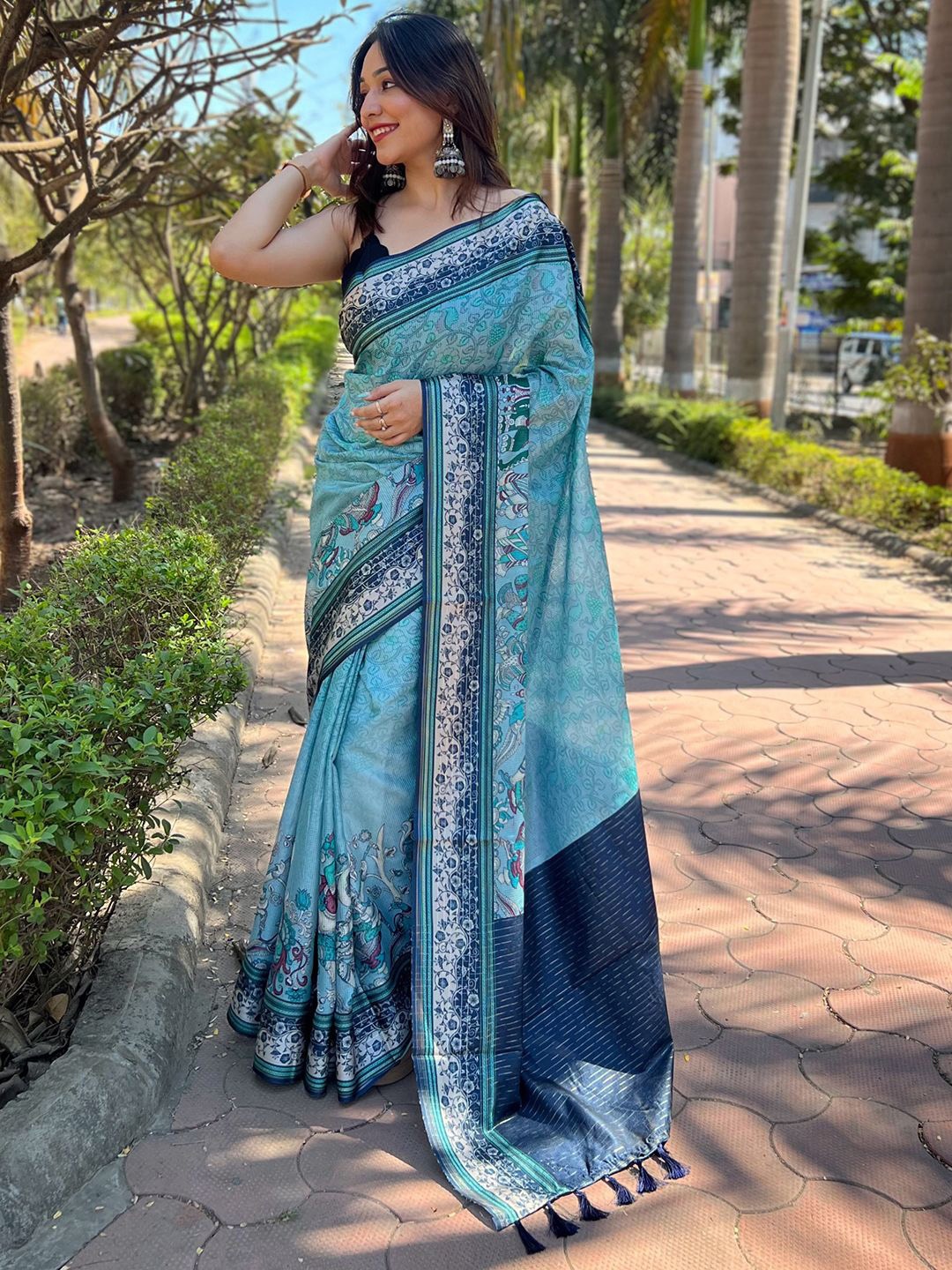 

VASTRANAND Floral Kota Saree, Blue