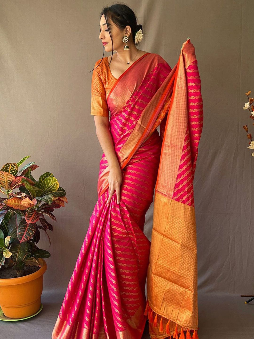 

VASTRANAND Ethnic Motif Zari Woven Striped Banarasi Saree, Pink