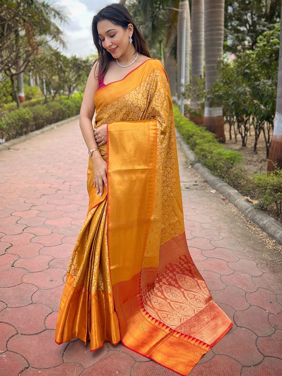 

VASTRANAND Ethnic Motif Zari Woven Banarasi Saree, Yellow