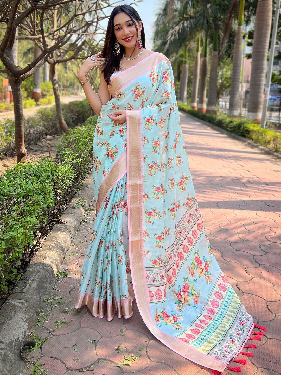 

VASTRANAND Floral Kota Saree With Blouse Piece, Blue