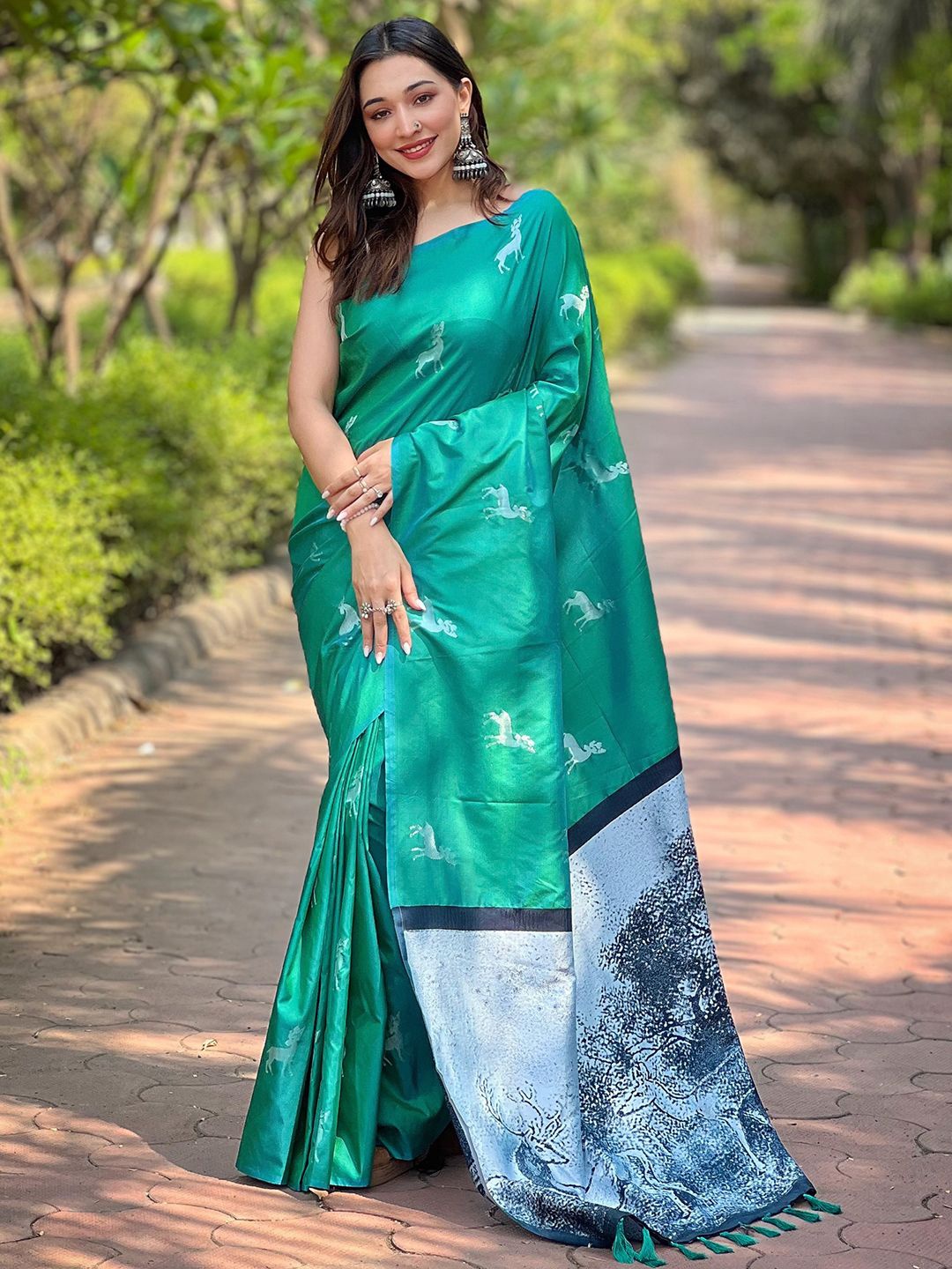 

VASTRANAND Ethnic Motifs Zari Banarasi Saree, Green