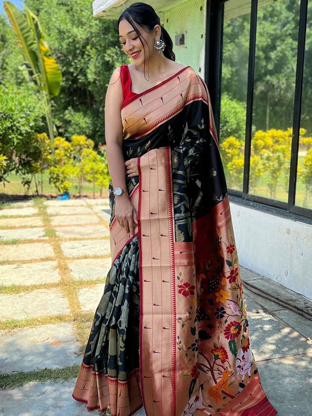 

VASTRANAND Floral Zari Banarasi Saree, Black