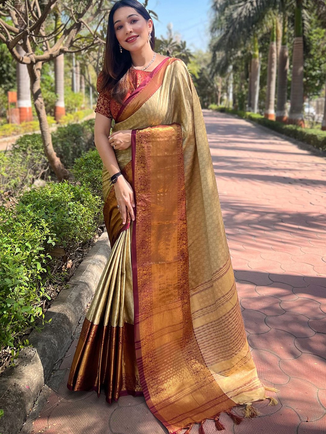 

VASTRANAND Zari Banarasi Saree, Gold