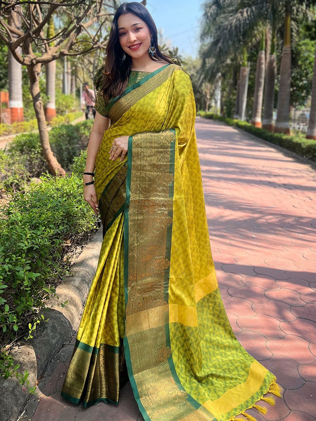 

VASTRANAND Woven Design Zari Banarasi Saree, Olive