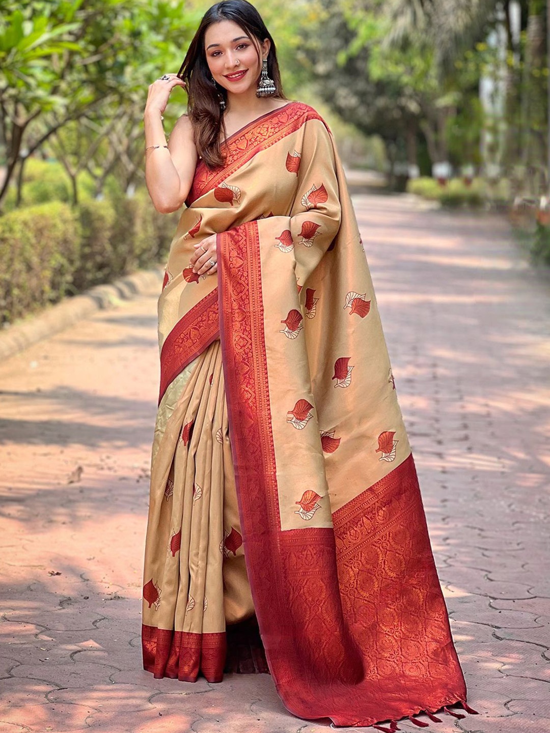 

VASTRANAND Ethnic Motif Zari Woven Banarasi Saree, Beige