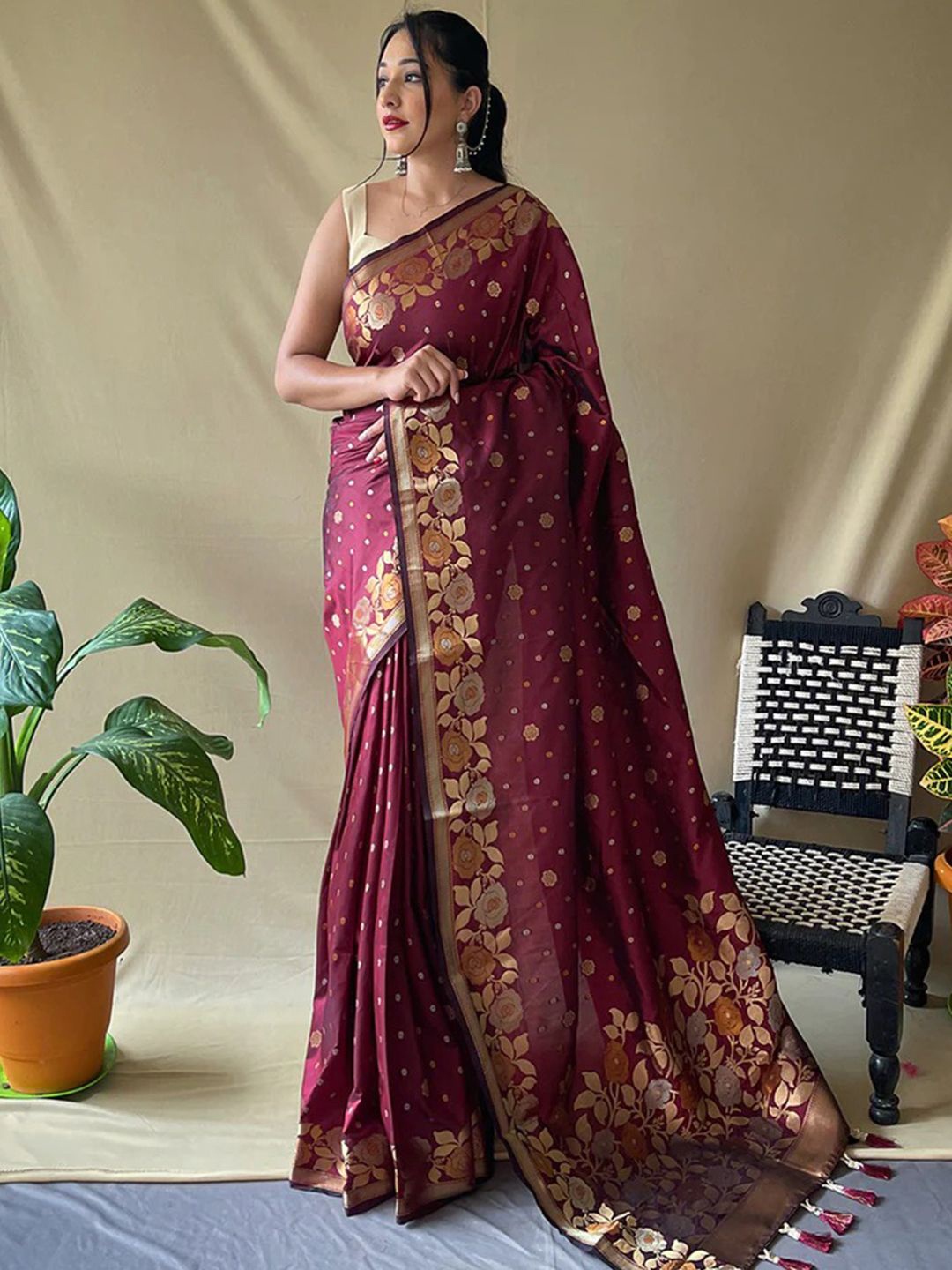 

VASTRANAND Floral Zari Banarasi Saree, Burgundy