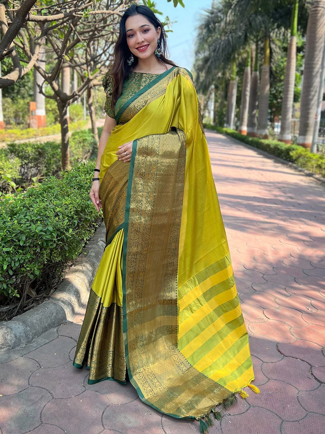 

VASTRANAND Zari Kanjivaram Saree, Lime green