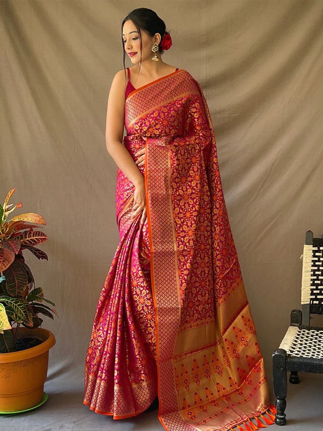 

VASTRANAND Woven Design Zari Banarasi Saree, Burgundy