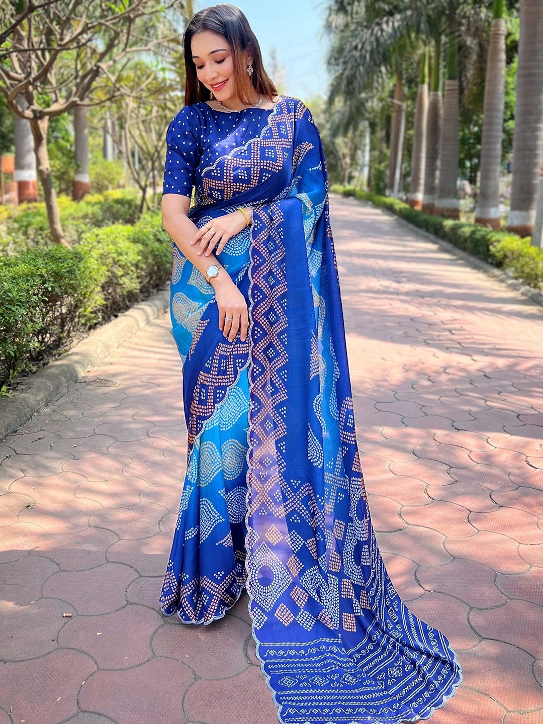 

VASTRANAND Stone Embellished Bandhani Print Saree, Blue