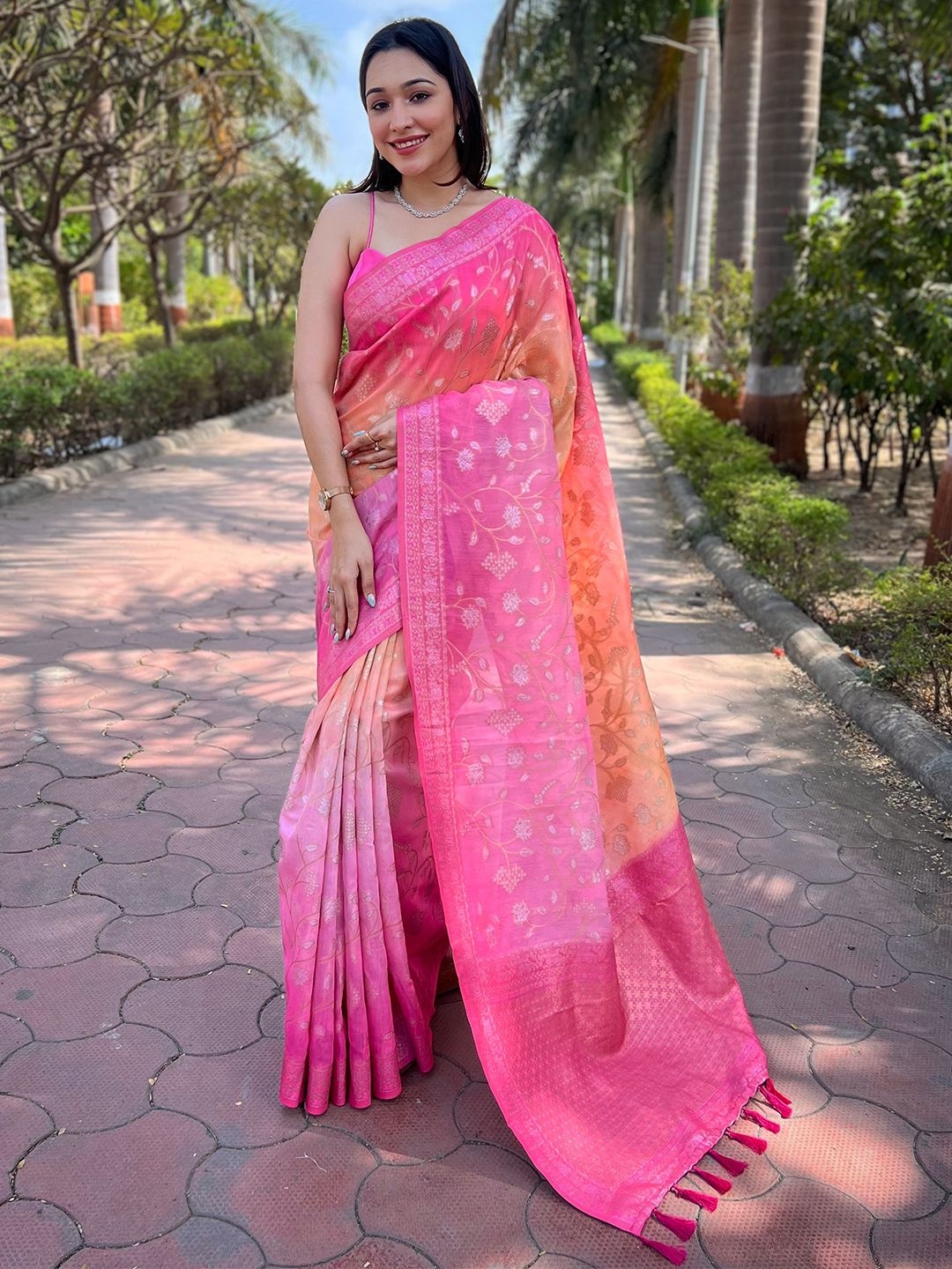 

VASTRANAND Ethnic Motifs Woven Design Banarasi Saree, Pink