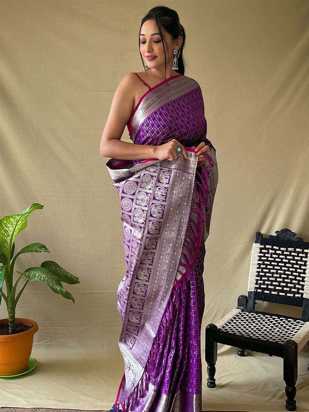 

VASTRANAND Woven Design Zari Banarasi Saree, Purple