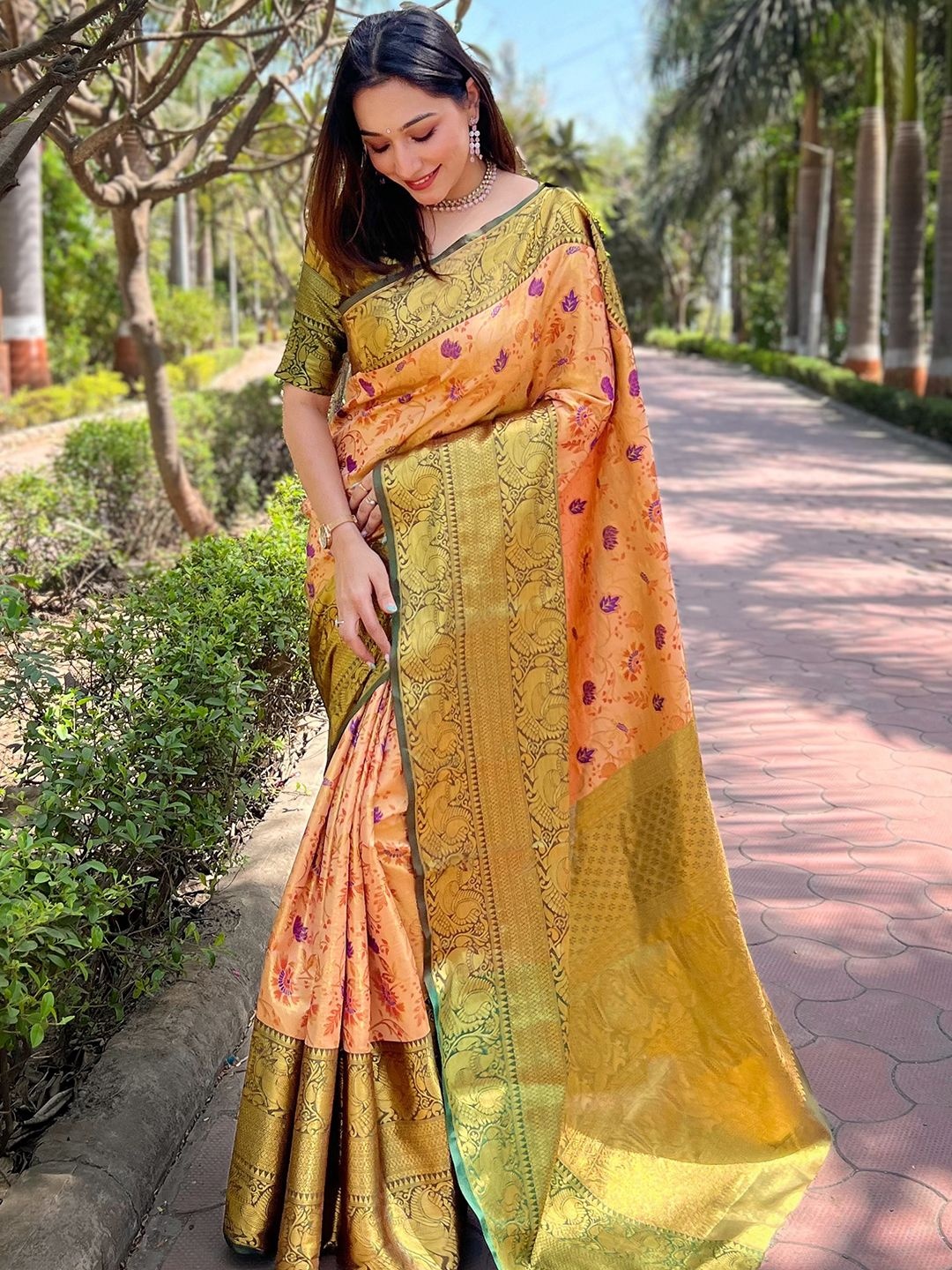

VASTRANAND Ethnic Motif Zari Woven Banarasi Saree, Peach