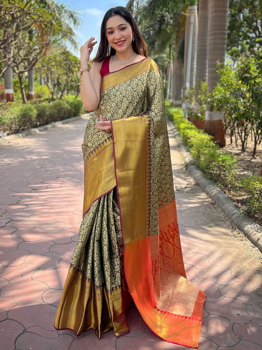 

VASTRANAND Floral Zari Banarasi Saree, Green