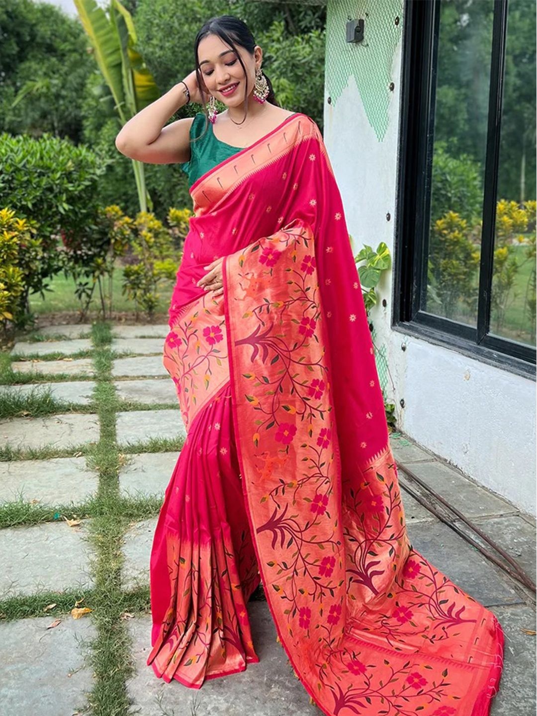 

VASTRANAND Floral Zari Banarasi Saree, Pink