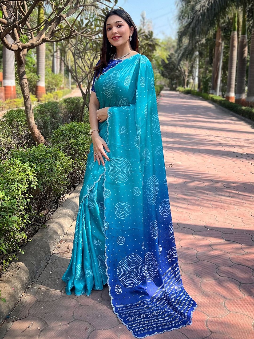 

VASTRANAND Embellished Border Bandhni Print Saree, Turquoise blue