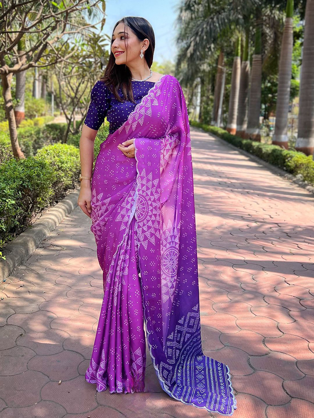 

VASTRANAND Bandhani Beads and Stones Satin Bandhani Saree, Purple