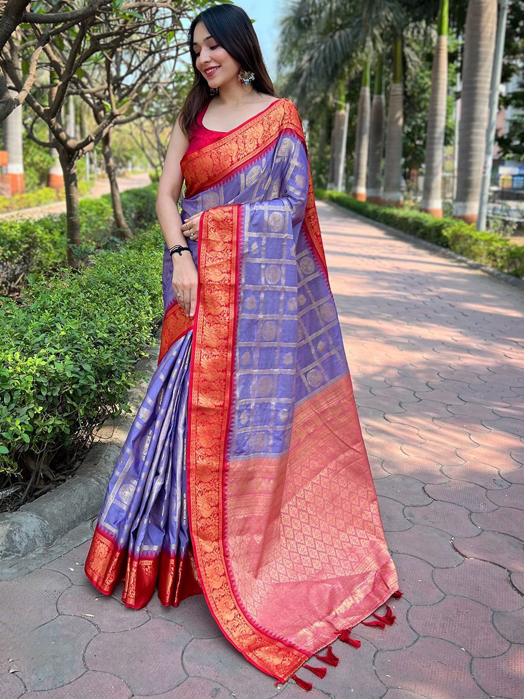 

VASTRANAND Woven Design Zari Banarasi Saree, Purple