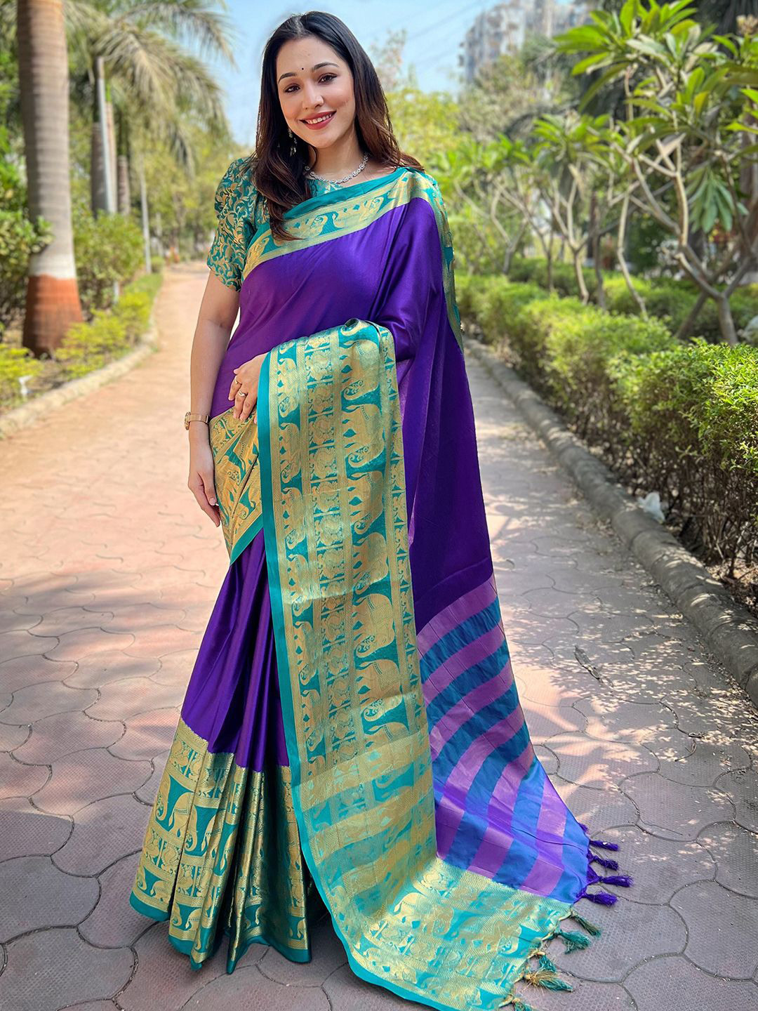 

VASTRANAND Zari Banarasi Saree, Purple