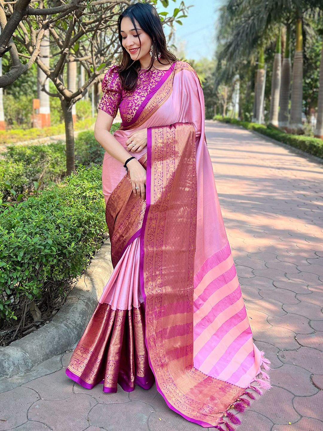 

VASTRANAND Zari Banarasi Saree, Pink