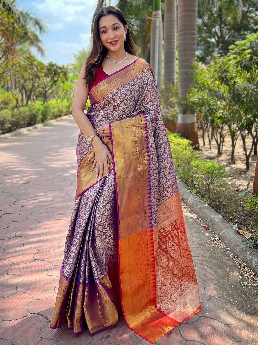 

VASTRANAND Woven Design Zari Art Silk Banarasi Saree, Burgundy