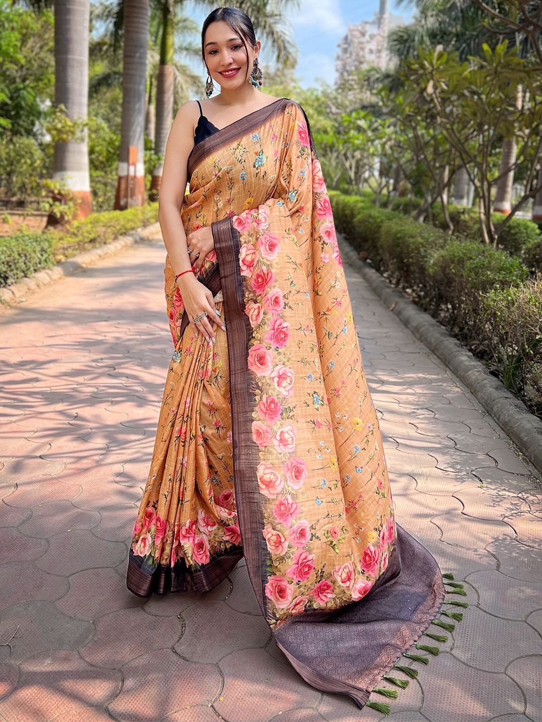 

VASTRANAND Zari Woven Tassel Design Floral Saree, Peach