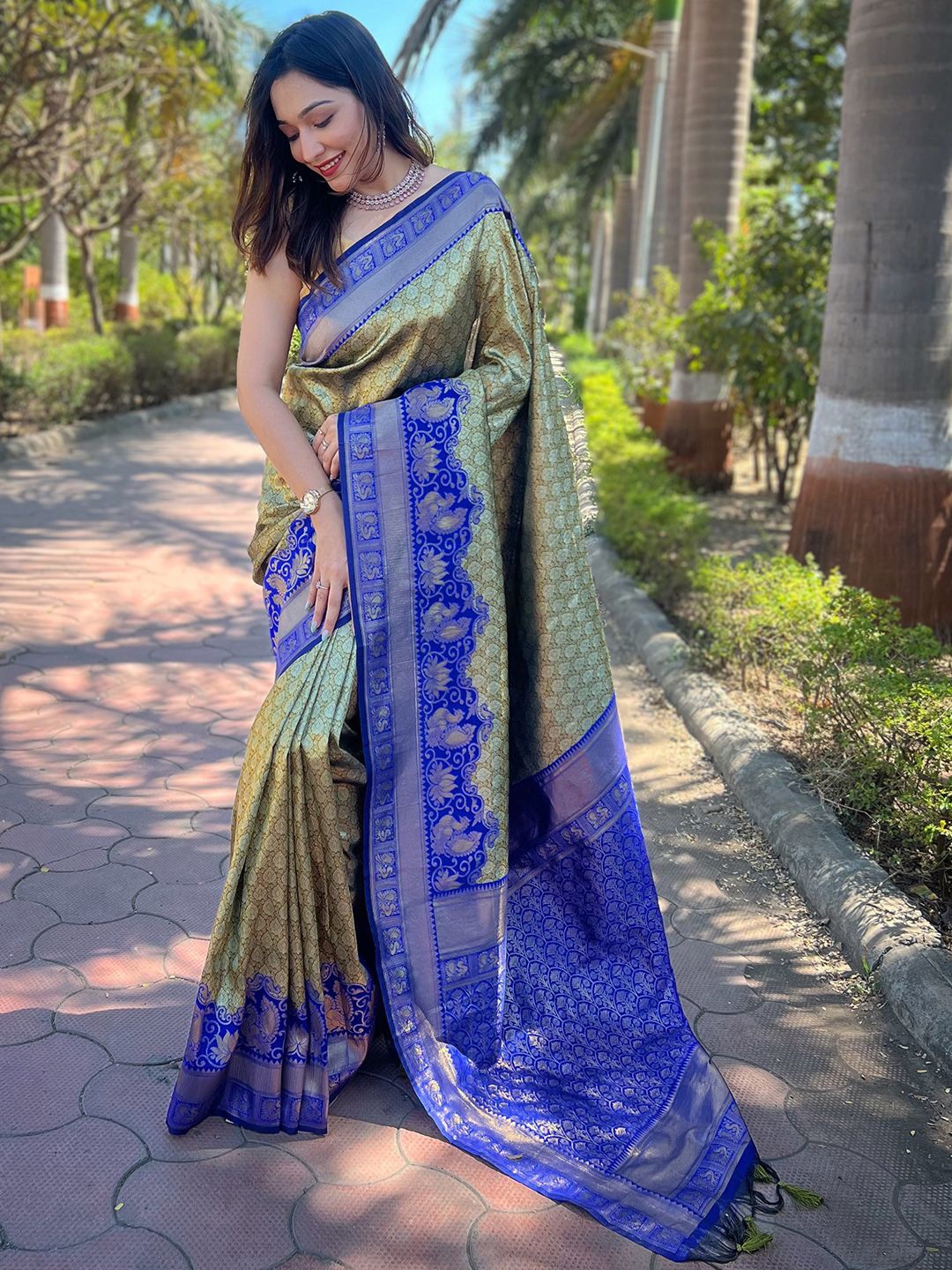 

VASTRANAND Ethnic Motifs Zari Kanjivaram Saree, Olive