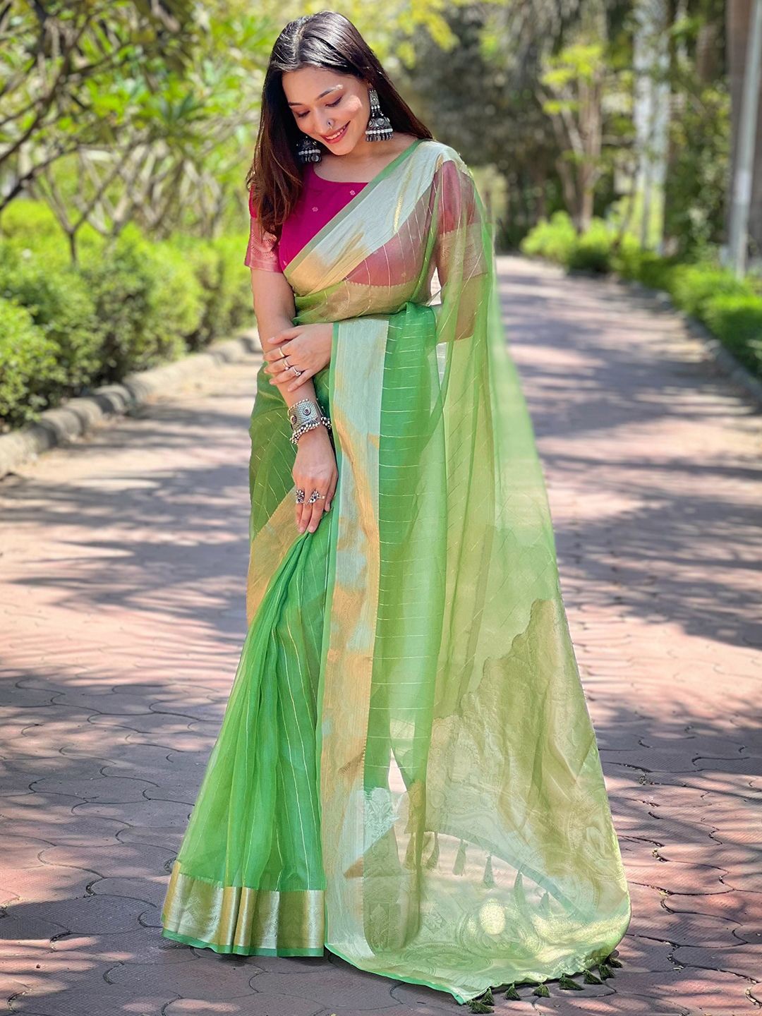 

VASTRANAND Striped Zari Saree, Green