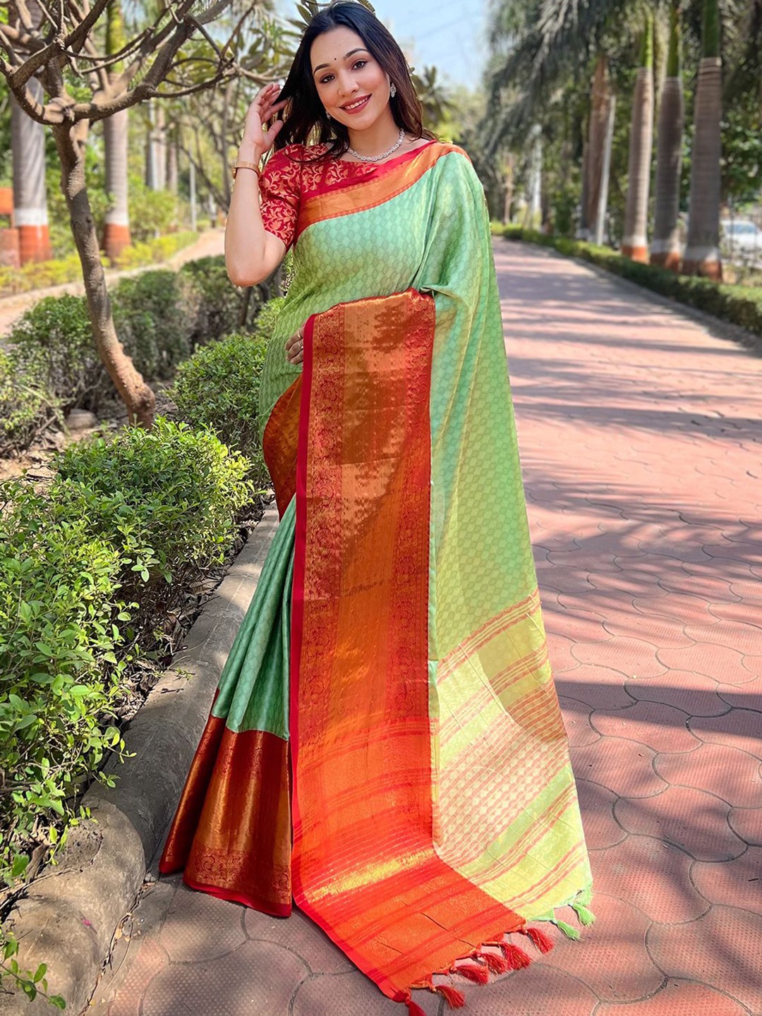 

VASTRANAND Zari Banarasi Saree, Green