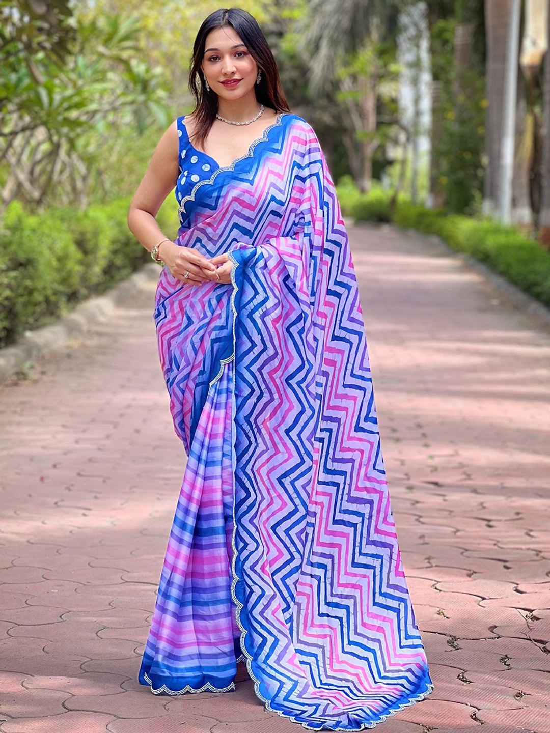 

VASTRANAND Stone embellished Printed Saree, Blue