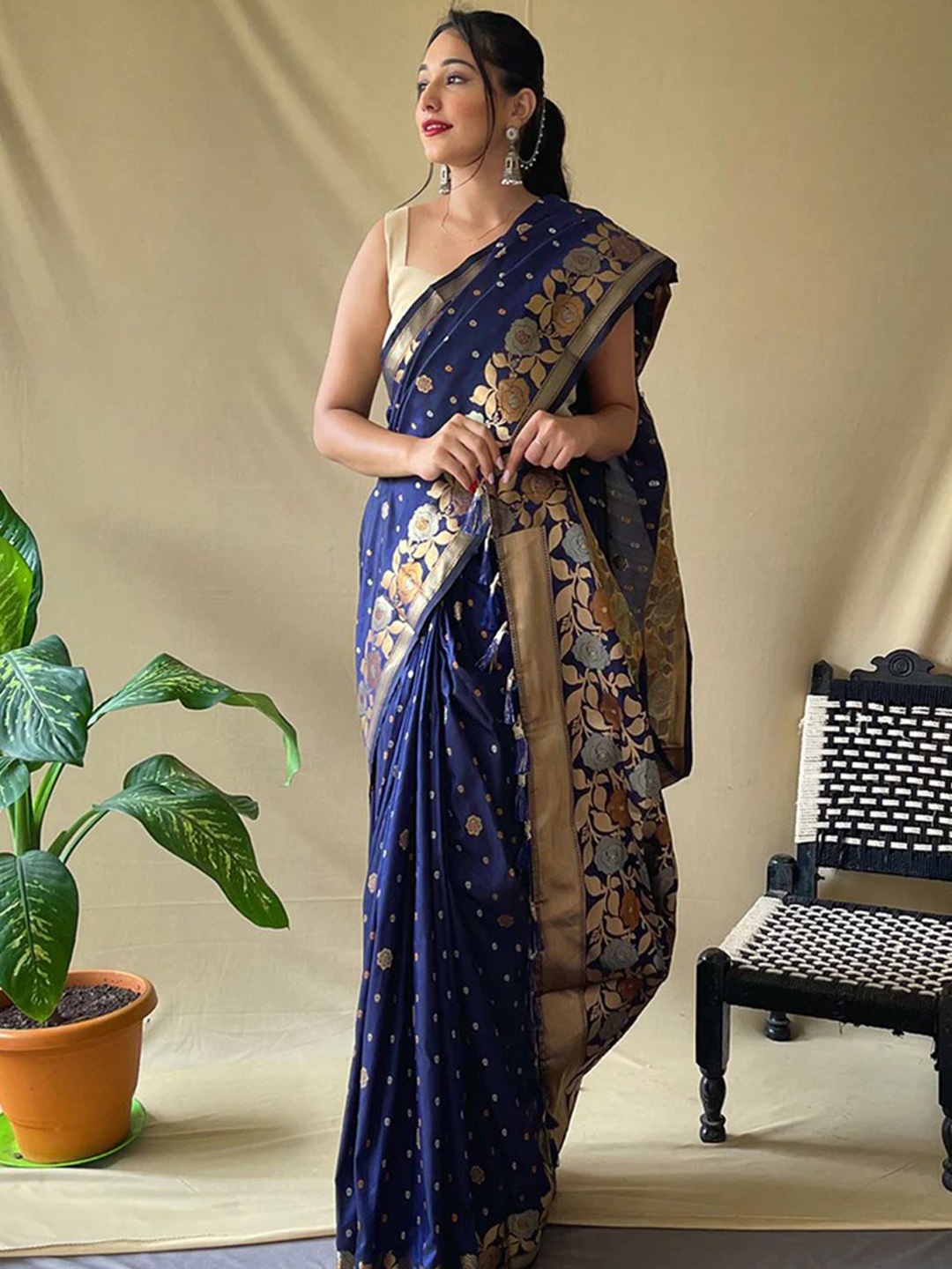 

VASTRANAND Woven Design Zari Banarasi Saree, Navy blue