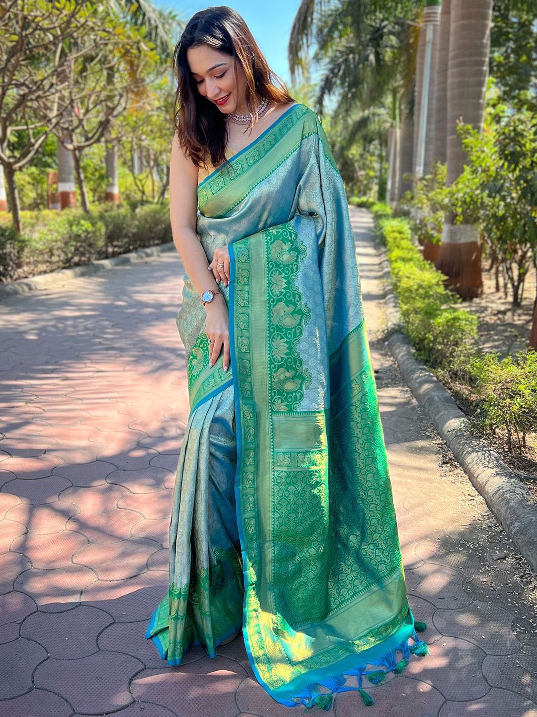 

VASTRANAND Woven Design Zari Banarasi Saree, Green