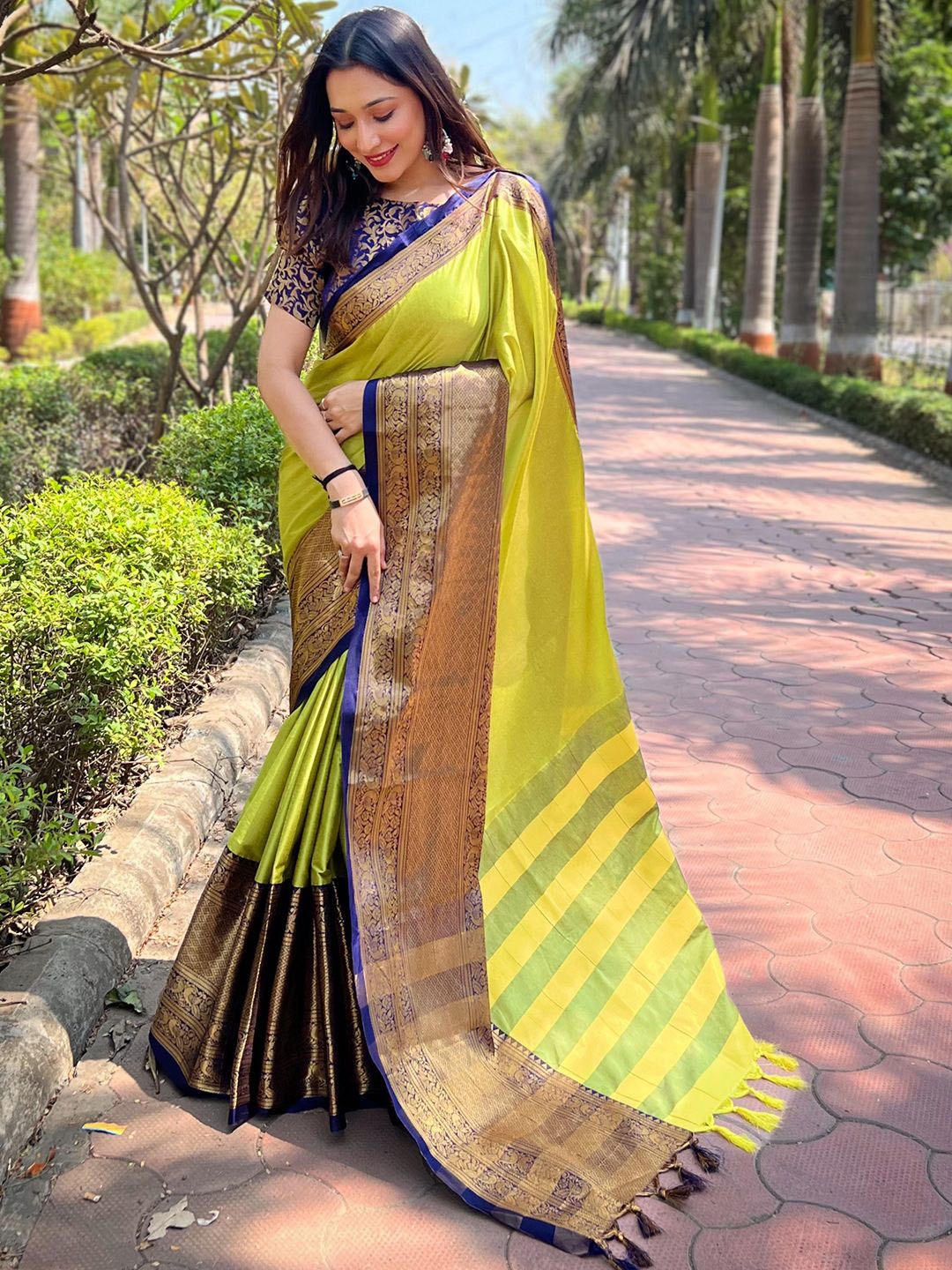 

VASTRANAND Woven Design Zari Banarasi Saree, Yellow