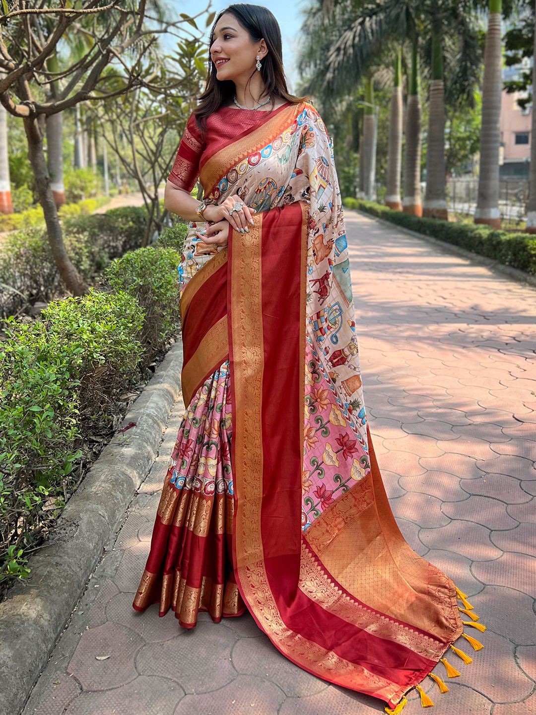 

VASTRANAND Ethnic Motif Zari Woven Banarasi Saree, Cream
