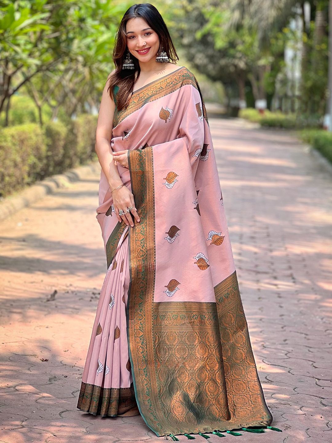 

VASTRANAND Woven Design Zari Banarasi Saree, Pink