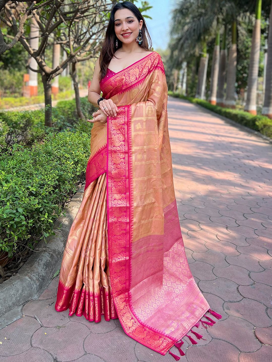

VASTRANAND Checked Zari Banarasi Saree, Yellow