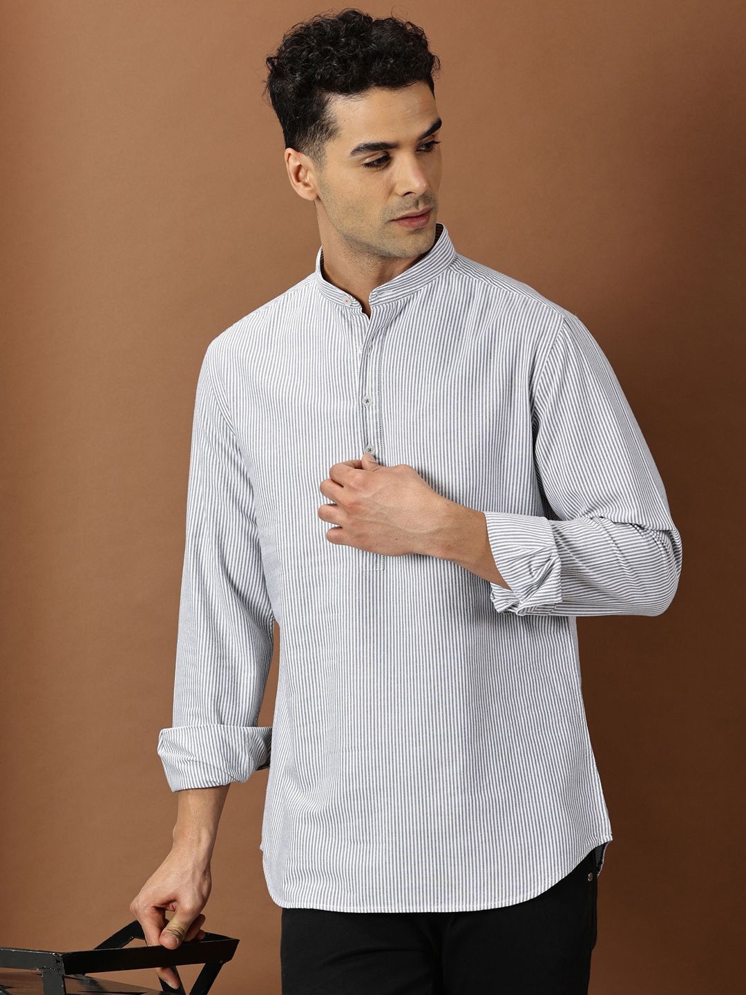 

INVICTUS Men Striped Mandarin Collar Slim Fit Casual Shirt, White